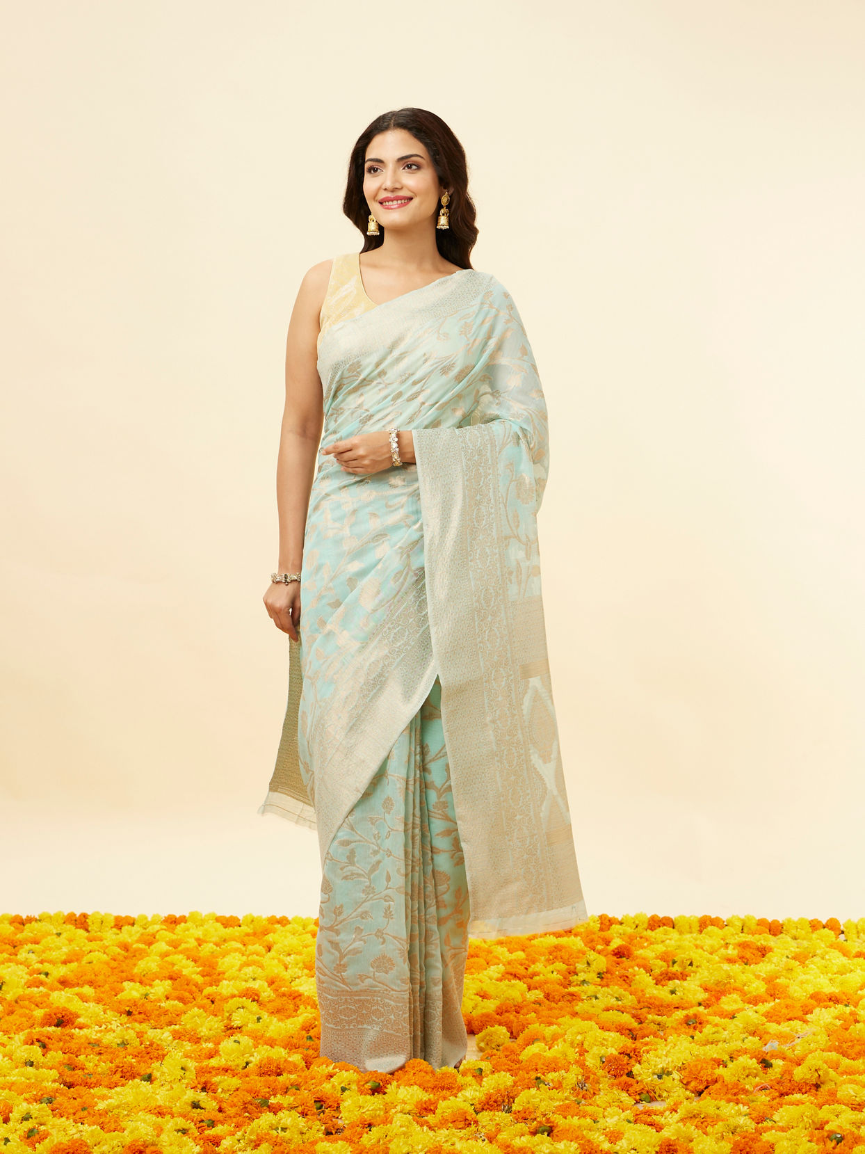 alt message - Mohey Women Marigold Yellow Floral Patterned Saree image number 0